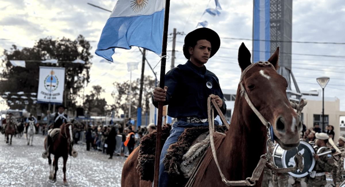 9 de Julio festeja el 210° Aniversario de la Independencia con un desfile cívico-militar y fuertes anuncios de infraestructura 9 de Julio festeja el 210° Aniversario de la Independencia con un desfile cívico-militar y fuertes anuncios de infraestructura