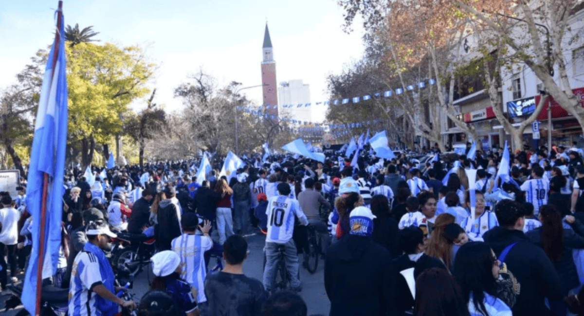 San Juan de fiesta: una multitud colmó la Plaza 25 de Mayo tras el agónico triunfo de la Selección Argentina ante Egipto San Juan de fiesta: una multitud colmó la Plaza 25 de Mayo tras el agónico triunfo de la Selección Argentina ante Egipto