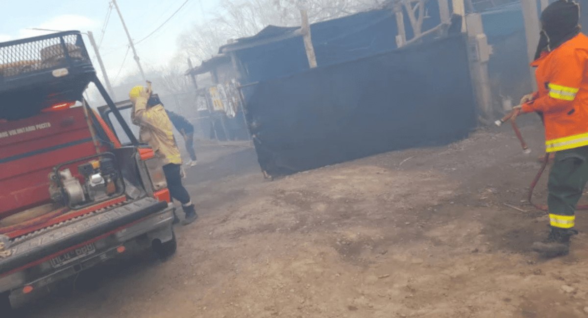 Asistencia urgente en Pocito: tres familias perdieron sus viviendas por el feroz incendio en calle Alfonso XIII