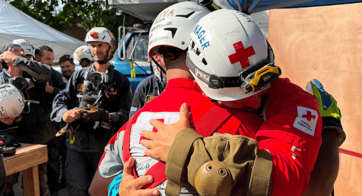 Rescatan con vida a Hernán Gil tras resistir 175 horas bajo las ruinas del terremoto en Venezuela. Video