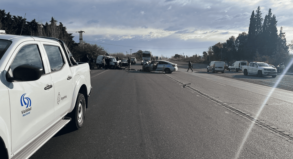 Violento choque frontal en Ruta 40 y calle 17: Bomberos rescataron a personas atrapadas Violento choque frontal en Ruta 40 y calle 17: Bomberos rescataron a personas atrapadas