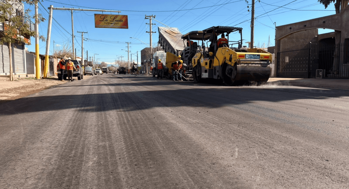 El plan de repavimentación en la avenida Benavídez ya suma sus primeros 900 metros a nuevo