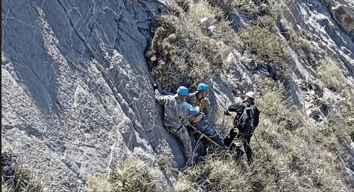 Dramático rescate en el Cerro Tres Marías: Dos turistas bonaerenses quedaron atrapados en la montaña 