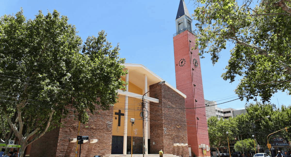 La Catedral de San Juan abre sus puertas para la despedida final a los cuatro funcionarios caídos en Valle Fértil