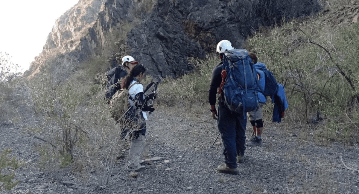 Ullum: Despliegan un complejo operativo y rescatan a dos turistas atrapados en la cumbre del Cerro Negro