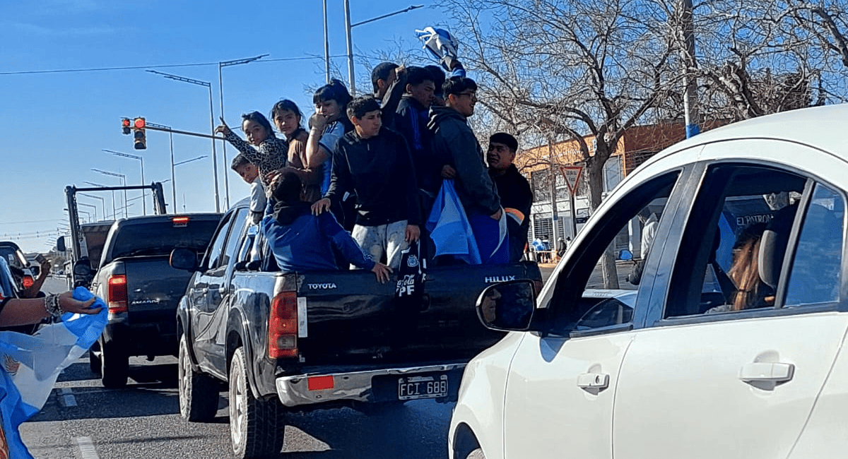San Juan de fiesta: una multitud colmó la Plaza 25 de Mayo tras el agónico triunfo de la Selección Argentina ante Egipto