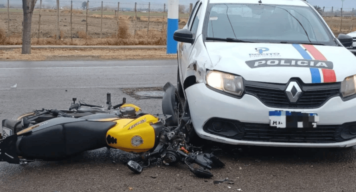 Fuerte choque en Pocito: una motociclista herida tras colisionar con un patrullero