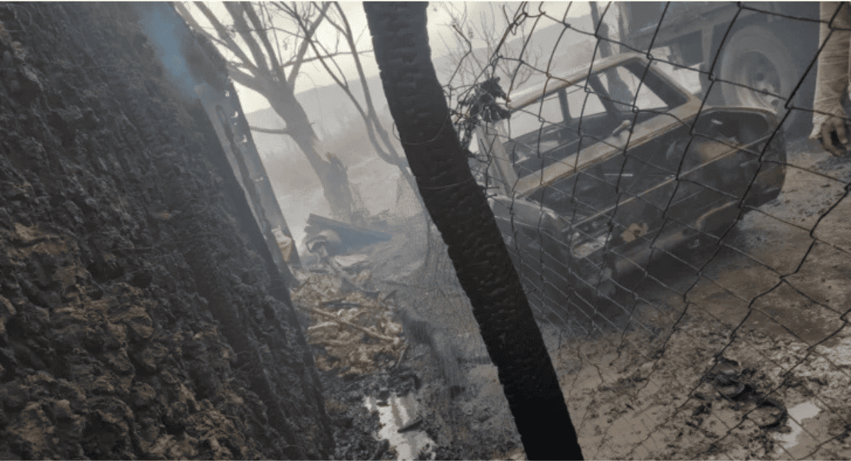 Pocito: un feroz incendio de pasturas arrasó con una vivienda y un taller de chapa y pintura