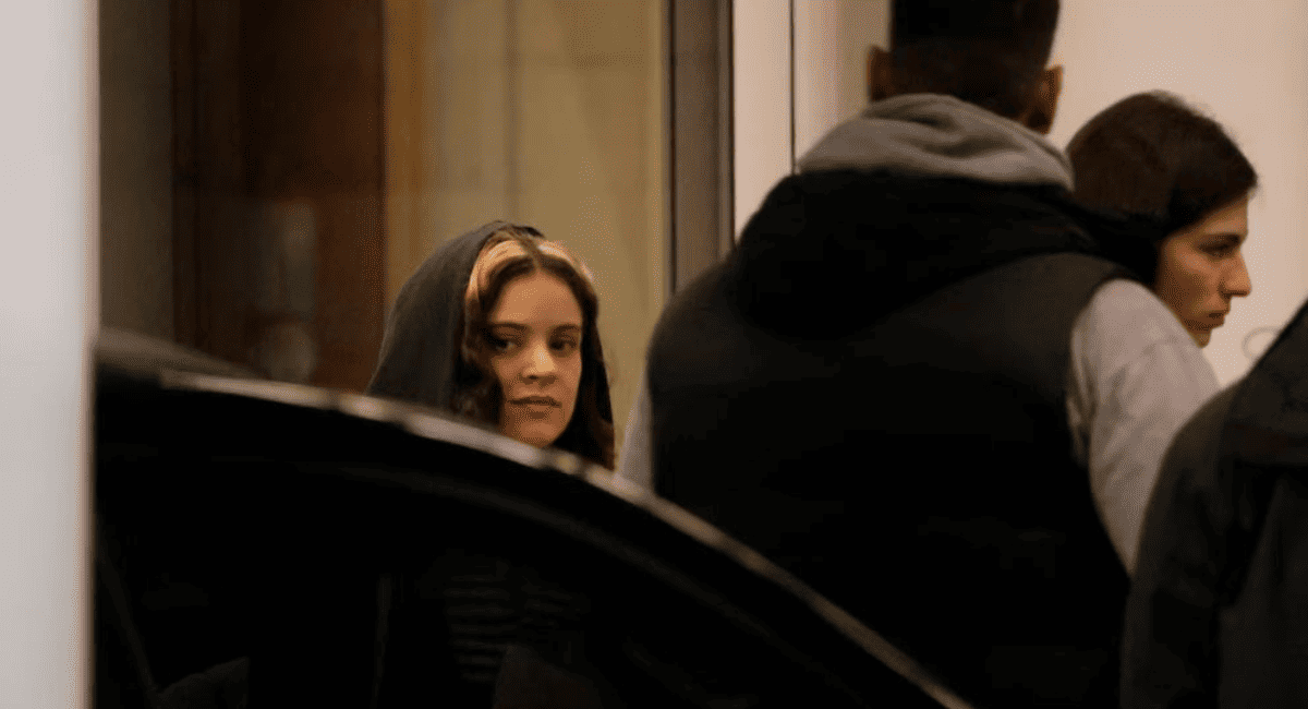 Rosalía aterrizó en Ezeiza bajo custodia policial tras la polémica por la Selección Rosalía aterrizó en Ezeiza bajo custodia policial tras la polémica por la Selección