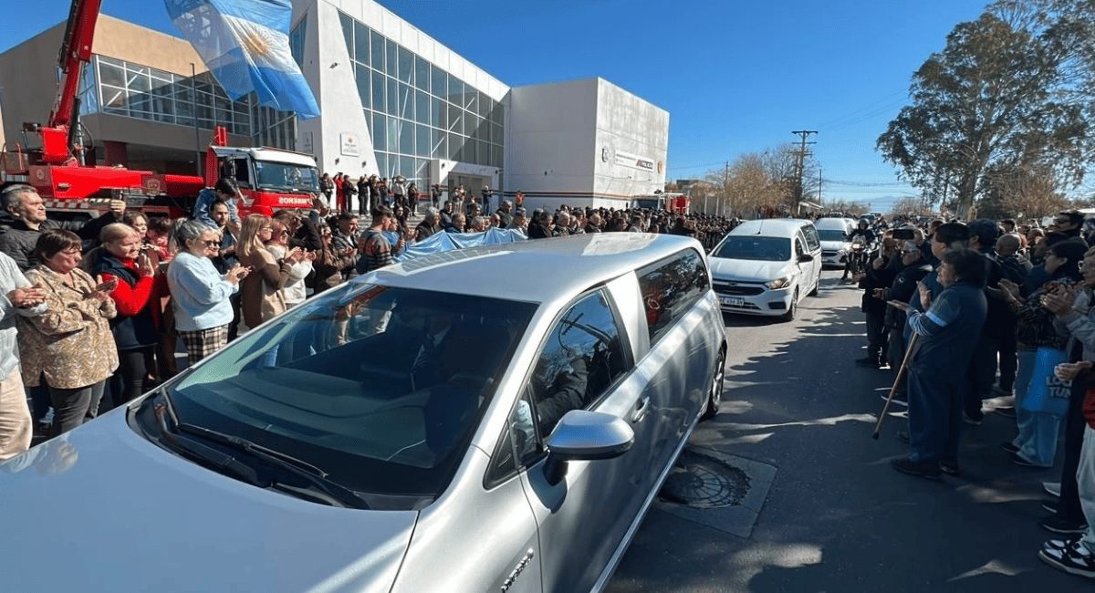 Honores finales: descansan en el Panteón Provincial los funcionarios caídos en Valle Fértil Honores finales: descansan en el Panteón Provincial los funcionarios caídos en Valle Fértil