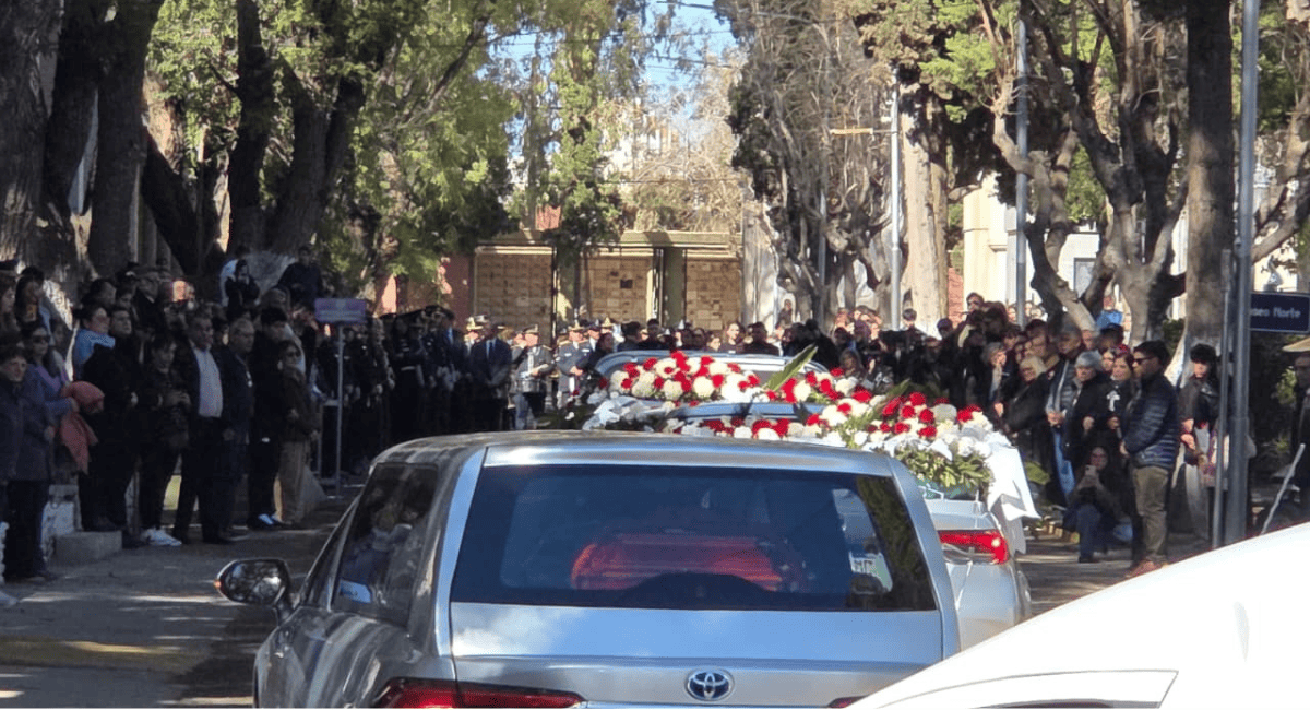 Honores finales: descansan en el Panteón Provincial los funcionarios caídos en Valle Fértil Honores finales: descansan en el Panteón Provincial los funcionarios caídos en Valle Fértil