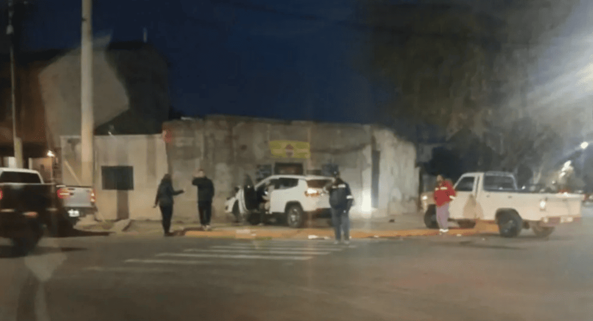 Fuerte choque entre dos camionetas en Concepción: una terminó contra un comercio