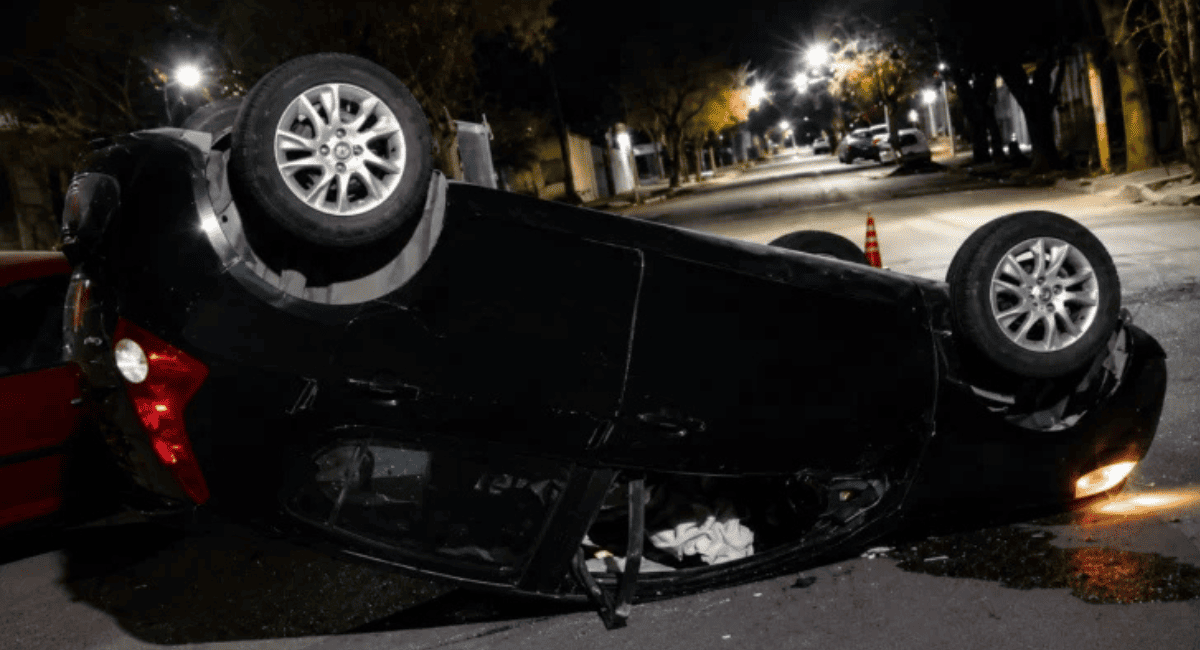 Accidente en Rawson: un auto volcó en calle Comandante Cabot tras chocar a otro estacionado Accidente en Rawson: un auto volcó en calle Comandante Cabot tras chocar a otro estacionado