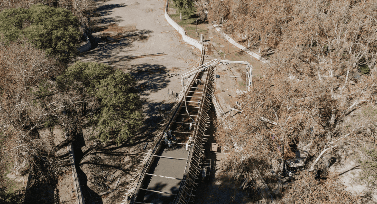 Con 425 toneladas de hormigón, el nuevo puente del lago en el Parque de Mayo entra en su fase final