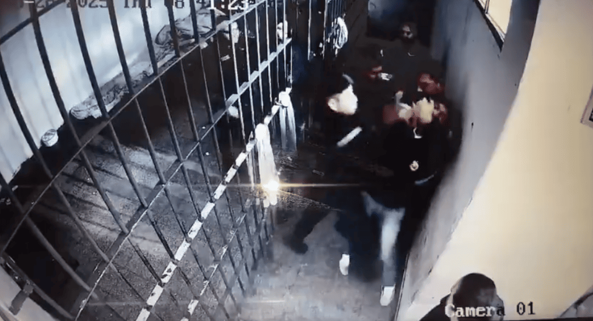 Se conoció el video que condenó a un policía por golpear a un detenido. Se conoció el video que condenó a un policía por golpear a un detenido.
