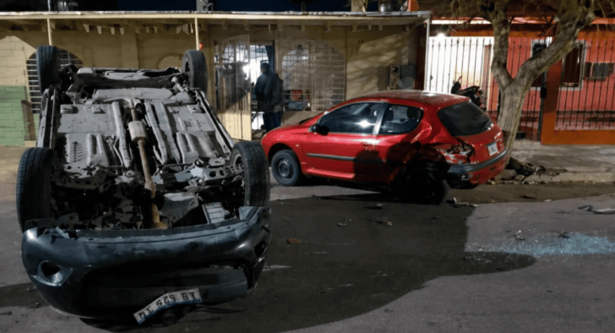Accidente en Rawson: un auto volcó en calle Comandante Cabot tras chocar a otro estacionado Accidente en Rawson: un auto volcó en calle Comandante Cabot tras chocar a otro estacionado