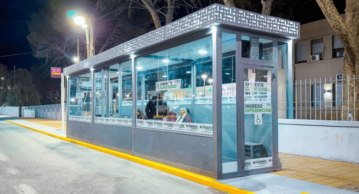 Rivadavia ya tiene sus cinco paradas de colectivos climatizadas. Rivadavia ya tiene sus cinco paradas de colectivos climatizadas.