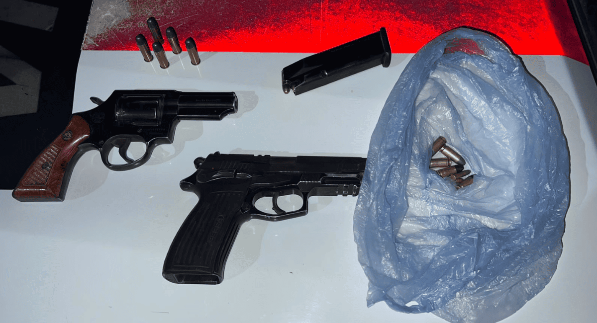 Villa del Sur: secuestraron dos armas de fuego y detuvieron a una mujer y un hombre tras una pelea vecinal Villa del Sur: secuestraron dos armas de fuego y detuvieron a una mujer y un hombre tras una pelea vecinal